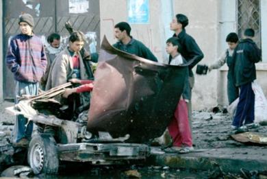 عراقيون يقفون بالقرب من حطام سيارة استخدمت في هجوم انتحاري في بغداد أمس عراقيون يقفون بالقرب من حطام سيارة استخدمت في هجوم انتحاري في بغداد أمس