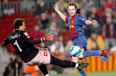 انيستا أضاع هدفا محققا لبرشلونة انيستا أضاع هدفا محققا لبرشلونة