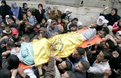 فلسطينيون يشيعون احد القتلى أمس