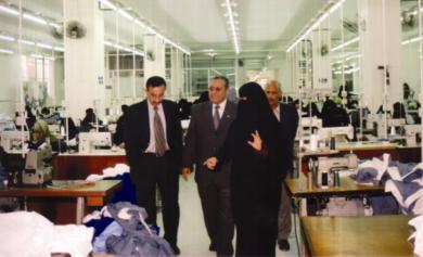 وأثناء زيارته لمشغل الأسر المنتجة لمجموعة هائل سعيد أنعم بتعز
وأثناء زيارته لمشغل الأسر المنتجة لمجموعة هائل سعيد أنعم بتعز