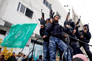 مسلحون من حماس أثناء تشييع جنازة زميلهم يوم أمس في غزة مسلحون من حماس أثناء تشييع جنازة زميلهم يوم أمس في غزة