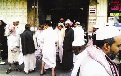 حجاج بعد يومين من حادث الحريق أمام العمارة المنكوبة بحثاً عن أمتعتهم وحاجاتهم حجاج بعد يومين من حادث الحريق أمام العمارة المنكوبة بحثاً عن أمتعتهم وحاجاتهم