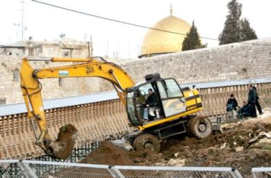 بلدوزر إسرائيلي يقوم بأعمال حفر قرب المسجد الأقصى في القدس يوم أمس بلدوزر إسرائيلي يقوم بأعمال حفر قرب المسجد الأقصى في القدس يوم أمس