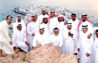 رجال الأعمال وتبدو خلفهم مدينة المكلا رجال الأعمال وتبدو خلفهم مدينة المكلا