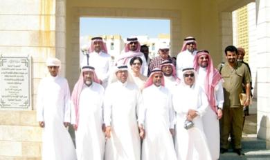 صورة تذكارية لرجال الأعمال والأكاديميين أمام بوابة كلية الهندسة والتكنولوجيا صورة تذكارية لرجال الأعمال والأكاديميين أمام بوابة كلية الهندسة والتكنولوجيا