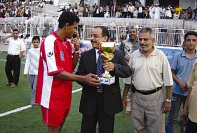 كابتن التلال خالد عفارة يتسلم كأس اليوم العالمي للجذام كابتن التلال خالد عفارة يتسلم كأس اليوم العالمي للجذام