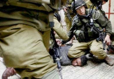 جنود اسرائيليون يعتقلون فلسطينيا خلال عملية عسكرية في الخليل أمس جنود اسرائيليون يعتقلون فلسطينيا خلال عملية عسكرية في الخليل أمس
