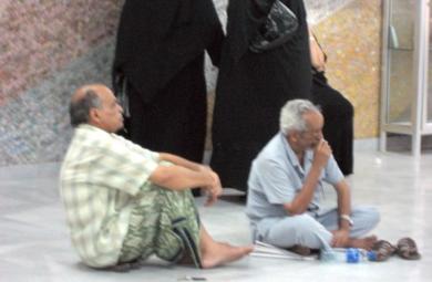 ..ويفترش بعضهم أرضية الديوان ..ويفترش بعضهم أرضية الديوان