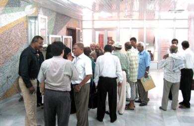 الأساتذة المحالون إلى التقاعد معتصمون داخل ديوان رئاسة الجامعة أمس الأساتذة المحالون إلى التقاعد معتصمون داخل ديوان رئاسة الجامعة أمس