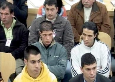 جانب من المتهمين داخل القاعة المحكمة