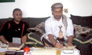 الزميل شكري حسين أثناء لقائه بالشيخ طارق الفضلي الزميل شكري حسين أثناء لقائه بالشيخ طارق الفضلي