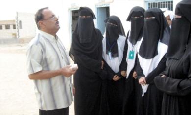 ويستمع لطالبات مدرسة الصديق ويستمع لطالبات مدرسة الصديق