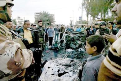عراقيون يتفقدون حطام سيارة مفخخة فجرها انتحاري في مدخل منزل عبدالعزيز الحكيم في بغداد أمس مما أسفر عن مقتل 3 واصابة 7 عراقيون يتفقدون حطام سيارة مفخخة فجرها انتحاري في مدخل منزل عبدالعزيز الحكيم في بغداد أمس مما أسفر عن مقتل 3 واصابة 7