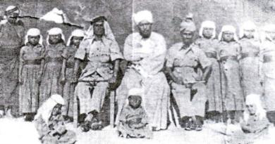 الشيخ قدال سعيد القدال وزير المعارف وصالح بن سميدع يتوسطان طالبات مدرسة بنات البادية 1948م الشيخ قدال سعيد القدال وزير المعارف وصالح بن سميدع يتوسطان طالبات مدرسة بنات البادية 1948م
