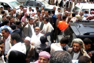 التجار أمام مبنى وزارة العدل حيث عقدت أولى جلسات المحكمة أمس التجار أمام مبنى وزارة العدل حيث عقدت أولى جلسات المحكمة أمس