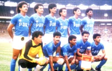 ياسين محمود الثاني من اليسار وقوفا مع المنتخب الوطني في 1988م ياسين محمود الثاني من اليسار وقوفا مع المنتخب الوطني في 1988م