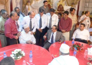 المحافظ يتبادل الحديث مع السيد طه حمود خلال حفل الافتتاح المحافظ يتبادل الحديث مع السيد طه حمود خلال حفل الافتتاح