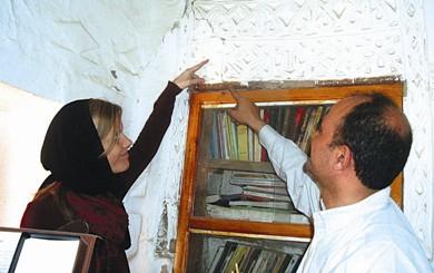 جمال جابر وكاترينا خبيرا ترميم النقوش جمال جابر وكاترينا خبيرا ترميم النقوش