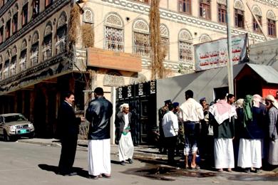 وأهاليهم ينتظرون خارج قاعة المحكمة وأهاليهم ينتظرون خارج قاعة المحكمة