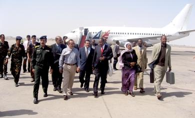 محافظ عدن يستقبل الرئيس الصومالي لدى وصوله مطار عدن محافظ عدن يستقبل الرئيس الصومالي لدى وصوله مطار عدن