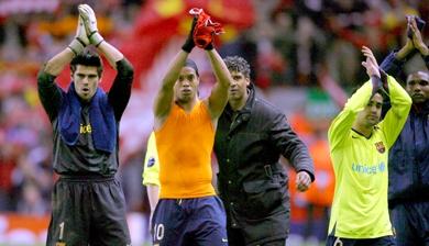 على مضض لاعبو برشلونة يحيون جمهورهم على مضض لاعبو برشلونة يحيون جمهورهم