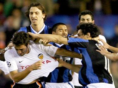 معركة الانتر وفالنسيا ما بعد انتهاء المباراة معركة الانتر وفالنسيا ما بعد انتهاء المباراة
