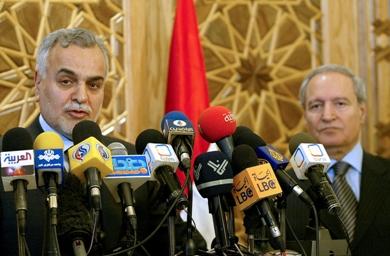 نائب الرئيس العراقي طارق الهاشمي في مؤتمر صحافي عقب مباحثات مع نائب الرئيس السوري فاروق الشرع