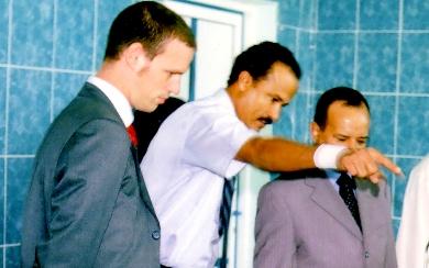 د.جيرع يشرح للدكتور عبدالوهاب راوح محتويات المركز د.جيرع يشرح للدكتور عبدالوهاب راوح محتويات المركز