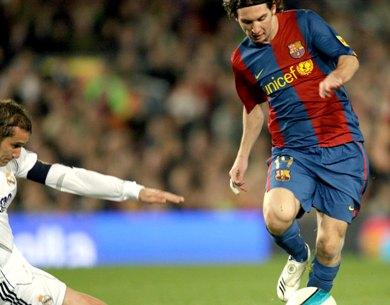 ميسي نجم "الكلاسيكو" يراوغ هلجيرا مسجلاً هدف الانقاذ لبرشلونة ميسي نجم "الكلاسيكو" يراوغ هلجيرا مسجلاً هدف الانقاذ لبرشلونة