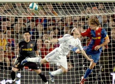 هدف ريال مدريد الثالث الذي سجله المدافع (راموس) بضربة رأس خلفية هدف ريال مدريد الثالث الذي سجله المدافع (راموس) بضربة رأس خلفية