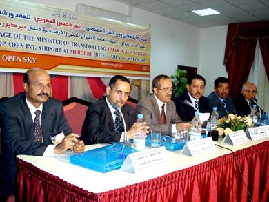 محافظ عدن وإلى يساره وزير النقل ووكيل الوزارة وإلى يمينه رئيس الهيئة ومدير مطار عدن الدولي محافظ عدن وإلى يساره وزير النقل ووكيل الوزارة وإلى يمينه رئيس الهيئة ومدير مطار عدن الدولي
