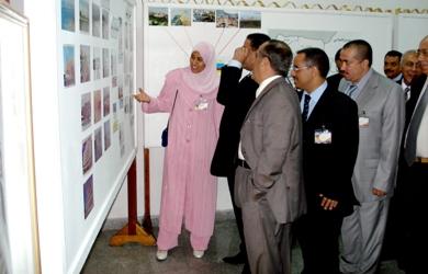 ويتفقدان محتويات معرض الصور ويتفقدان محتويات معرض الصور