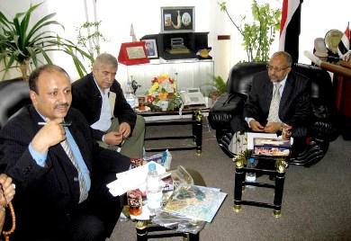 محافظ تعز أثناء لقائه باللجنة البرلمانية أمس محافظ تعز أثناء لقائه باللجنة البرلمانية أمس