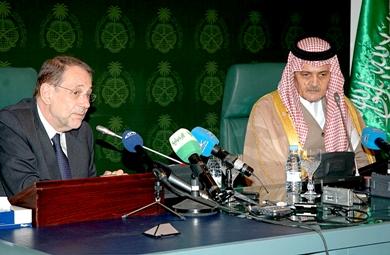 الأمير سعود الفيصل وخافيير سولانا في المؤتمر الصحفي امس الأمير سعود الفيصل وخافيير سولانا في المؤتمر الصحفي امس