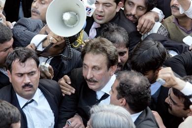كبير القضاة الباكستانيين افتخار محمد تشودري أثناء مثوله إلى المحكمة