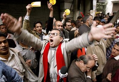 متظاهرون من حركة "كفاية" يرددون هتافات معادية للحكومة