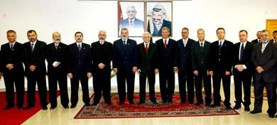الرئيس الفلسطيني يتوسط أعضاء حكومة الوحدة الوطنية بعد أدائهم اليمين الدستورية أمس الرئيس الفلسطيني يتوسط أعضاء حكومة الوحدة الوطنية بعد أدائهم اليمين الدستورية أمس