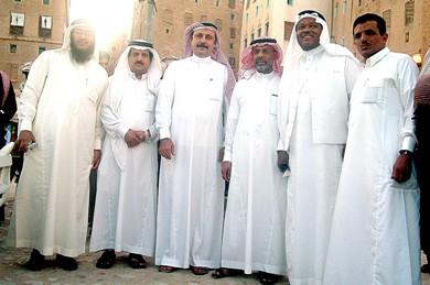 صورة جماعية تذكارية بشبام لسعادة السفير السعودي والشيخ عبدالله بقشان صورة جماعية تذكارية بشبام لسعادة السفير السعودي والشيخ عبدالله بقشان