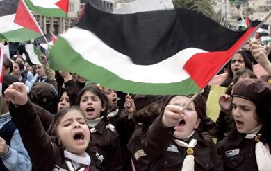 فتيات من احدى المدارس ينضمنا مسيرة احتفالا بالحكومة الجديدة