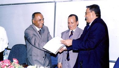 د.عبدالله الحطاب أثناء تكريمه بحضور رئيس جامعة عدن د.عبدالله الحطاب أثناء تكريمه بحضور رئيس جامعة عدن
