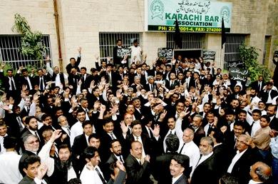 محامون باكستانيون أثناء تظاهرهم في كراتشي أمس محامون باكستانيون أثناء تظاهرهم في كراتشي أمس
