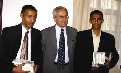 السفير الايطالي يتوسط الطالبين محمد حمود وياسر الشيباني الفائزين بالجائزة العالمية للغة الايطالية السفير الايطالي يتوسط الطالبين محمد حمود وياسر الشيباني الفائزين بالجائزة العالمية للغة الايطالية