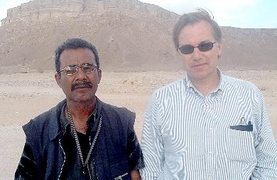 الزميل علوي بن سميط والكاتب الاميركي ستيف بوسط احد الوديان غرب حضرموت الزميل علوي بن سميط والكاتب الاميركي ستيف بوسط احد الوديان غرب حضرموت