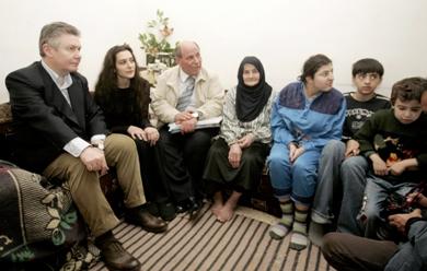 وزير الخارجية البلجيكي كاريل دي غوشت يزور مخيما للاجئين الفلسطينيين في لبنان