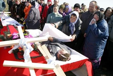 دفن جثث القتلى في اجواء سادها الحزن العميق