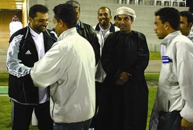 الحكمان طلال ناجي وأمين ردمان أثناء تكريمهما الحكمان طلال ناجي وأمين ردمان أثناء تكريمهما