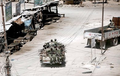 جنود صوماليون يرافقون شاحنة محملة بالاسلحة بأحد شوارع مقديشو أمس جنود صوماليون يرافقون شاحنة محملة بالاسلحة بأحد شوارع مقديشو أمس