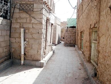 اتساع رقعة العشوائي بعد رصف الحارات بالأحجار اتساع رقعة العشوائي بعد رصف الحارات بالأحجار