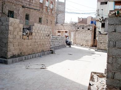 العشوائي يصادر شارعا خلفيا العشوائي يصادر شارعا خلفيا