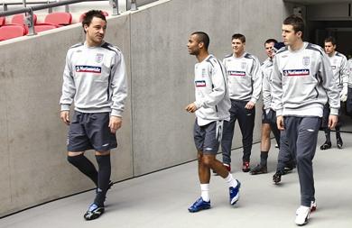 لاعبو انجلترا يحذوهم الأمل بالفوز من أجل التأهل لاعبو انجلترا يحذوهم الأمل بالفوز من أجل التأهل